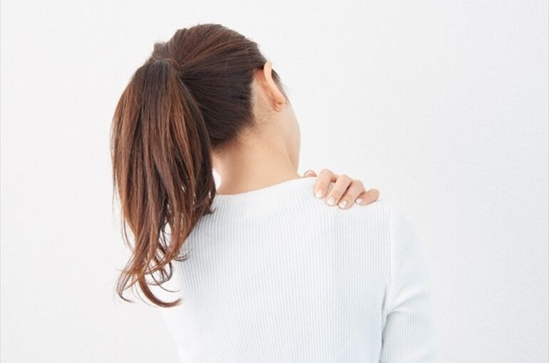 肩が痛い女性