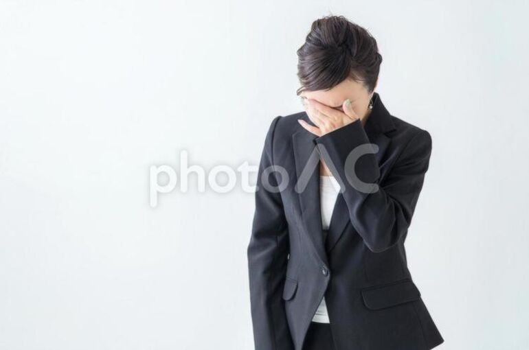 顔を覆う女性